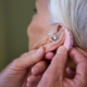 zalety nowoczesnych aparatów słuchowych